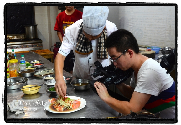 此次攝制組通過拍攝婺源代表名菜糊豆腐、粉蒸肉、荷包紅魚、賽鵝頸及地方小吃清明果、灰汁果、糯米子糕等來詮釋婺源美食經典，展示婺源食文化，打造獨屬婺源的美食符號。