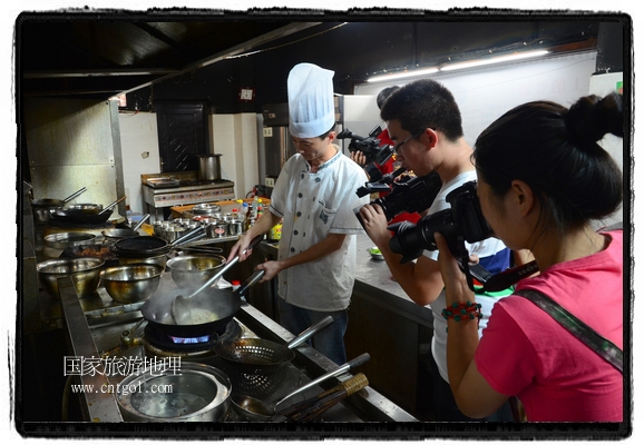 此次攝制組通過拍攝婺源代表名菜糊豆腐、粉蒸肉、荷包紅魚、賽鵝頸及地方小吃清明果、灰汁果、糯米子糕等來詮釋婺源美食經典，展示婺源食文化，打造獨屬婺源的美食符號。