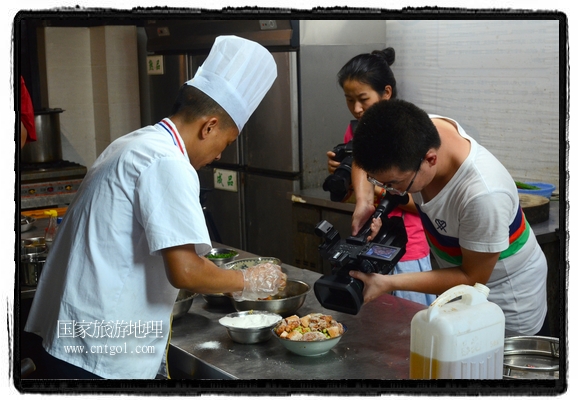 此次攝制組通過拍攝婺源代表名菜糊豆腐、粉蒸肉、荷包紅魚、賽鵝頸及地方小吃清明果、灰汁果、糯米子糕等來詮釋婺源美食經典，展示婺源食文化，打造獨屬婺源的美食符號。