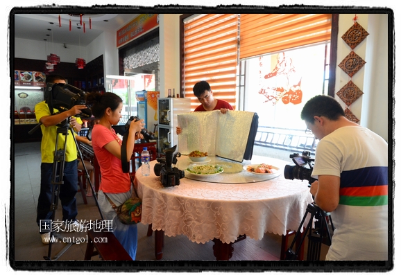 此次攝制組通過拍攝婺源代表名菜糊豆腐、粉蒸肉、荷包紅魚、賽鵝頸及地方小吃清明果、灰汁果、糯米子糕等來詮釋婺源美食經典，展示婺源食文化，打造獨屬婺源的美食符號。