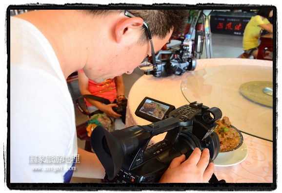 此次攝制組通過拍攝婺源代表名菜糊豆腐、粉蒸肉、荷包紅魚、賽鵝頸及地方小吃清明果、灰汁果、糯米子糕等來詮釋婺源美食經典，展示婺源食文化，打造獨屬婺源的美食符號。