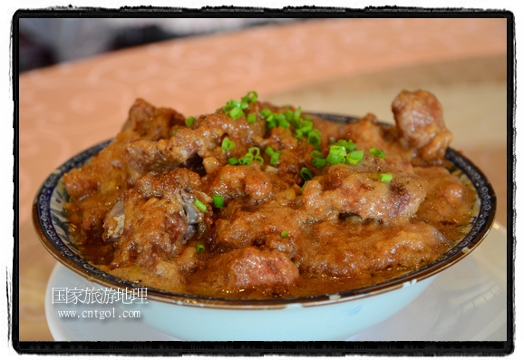 此次攝制組通過拍攝婺源代表名菜糊豆腐、粉蒸肉、荷包紅魚、賽鵝頸及地方小吃清明果、灰汁果、糯米子糕等來詮釋婺源美食經典，展示婺源食文化，打造獨屬婺源的美食符號。