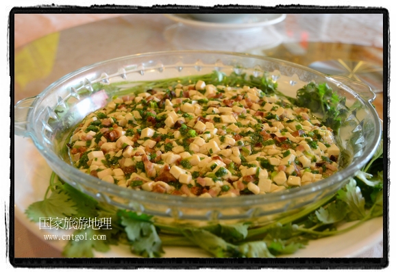 此次攝制組通過拍攝婺源代表名菜糊豆腐、粉蒸肉、荷包紅魚、賽鵝頸及地方小吃清明果、灰汁果、糯米子糕等來詮釋婺源美食經典，展示婺源食文化，打造獨屬婺源的美食符號。