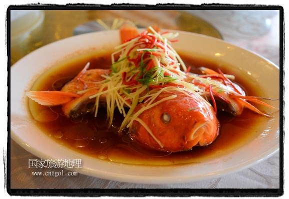 此次攝制組通過拍攝婺源代表名菜糊豆腐、粉蒸肉、荷包紅魚、賽鵝頸及地方小吃清明果、灰汁果、糯米子糕等來詮釋婺源美食經典，展示婺源食文化，打造獨屬婺源的美食符號。