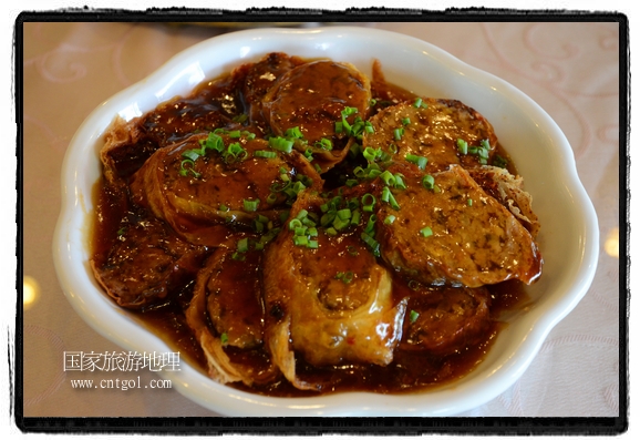 此次攝制組通過拍攝婺源代表名菜糊豆腐、粉蒸肉、荷包紅魚、賽鵝頸及地方小吃清明果、灰汁果、糯米子糕等來詮釋婺源美食經典，展示婺源食文化，打造獨屬婺源的美食符號。