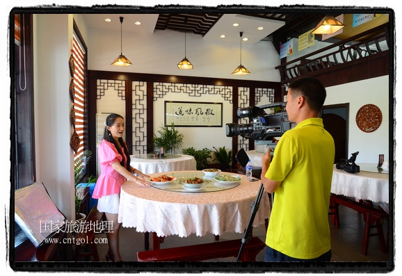 此次攝制組通過拍攝婺源代表名菜糊豆腐、粉蒸肉、荷包紅魚、賽鵝頸及地方小吃清明果、灰汁果、糯米子糕等來詮釋婺源美食經典，展示婺源食文化，打造獨屬婺源的美食符號。