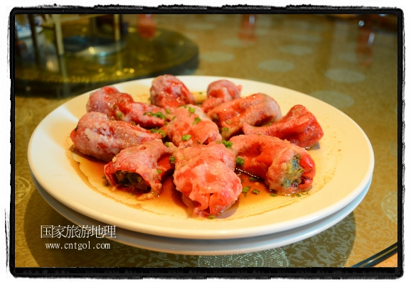 此次攝制組通過拍攝婺源代表名菜糊豆腐、粉蒸肉、荷包紅魚、賽鵝頸及地方小吃清明果、灰汁果、糯米子糕等來詮釋婺源美食經典，展示婺源食文化，打造獨屬婺源的美食符號。