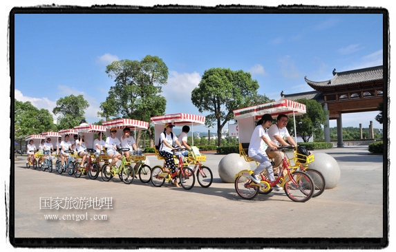 江西婺源:情侶騎行旅行過(guò)“七夕”