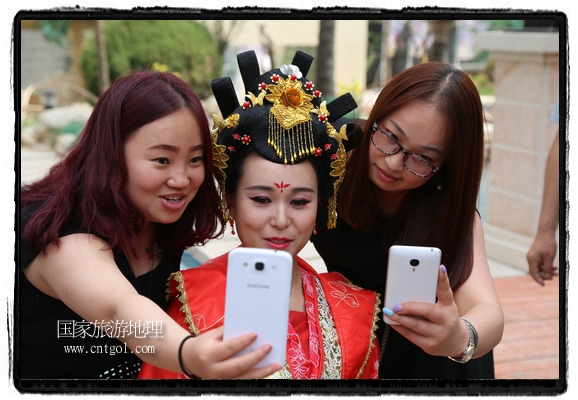 6月19日，端午節(jié)的前一天，甘肅平?jīng)鍪嗅轻紖^(qū)南山公園澳廈麗灣小區(qū)“邀請(qǐng)”唐朝被譽(yù)為四大美女之一的“楊貴妃”前來與市民見面，共度“端午佳節(jié)”。期間，“貴妃娘娘”由一名解說人員做向?qū)?，與小區(qū)居民一同游玩、賞景、互敬酒水、合影留念，并現(xiàn)場(chǎng)贈(zèng)送大人小孩粽子、香包和糖果。