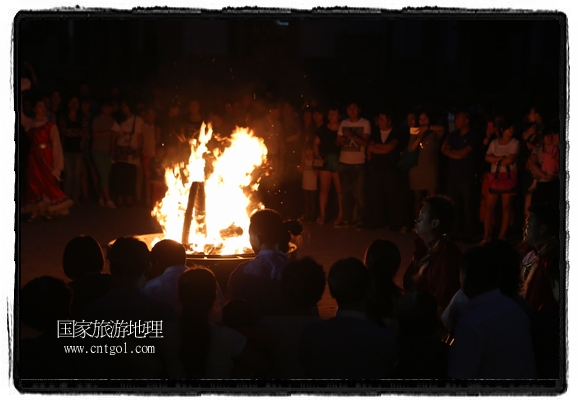 甘肅平?jīng)鍪嗅轻脊沛?zhèn)舉辦了篝火晚會(huì)，1000余名市民參與其中，大家載歌載舞，在歡快熱鬧的氣氛中為每一位父親送祝福。父親節(jié)（Father's Day），顧名思義是感恩父親的節(jié)日。約始于二十世紀(jì)初，起源于美國(guó)，現(xiàn)已廣泛流傳于世界各地，節(jié)日日期因地域而存在差異。