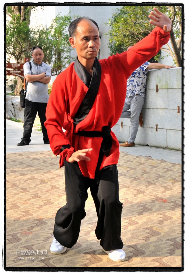 6月20日，小朋友們和中國(guó)武術(shù)愛好者們?cè)诮魇℃脑纯h熹園景區(qū)表演中國(guó)傳統(tǒng)的中國(guó)武術(shù)功夫，吸引許多游人前來駐足觀看。當(dāng)日是中國(guó)傳統(tǒng)的端午節(jié)，江西省婺源縣的中國(guó)武術(shù)愛好者們通過表演中國(guó)武術(shù)功夫，打太極，表演了少林棍、硬氣功、自選拳等少林寺功夫，讓孩子們從小學(xué)習(xí)中國(guó)武術(shù)，傳承中國(guó)武德，感受先人過端午的氛圍。