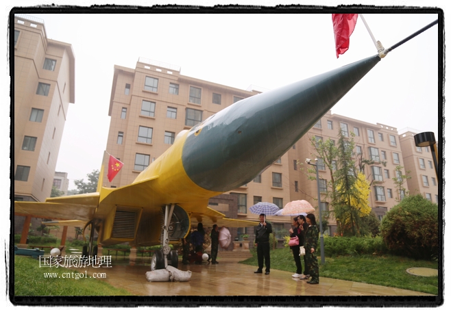 小區(qū)突然出現(xiàn)“飛機(jī)坦克”，其中殲15艦載戰(zhàn)斗機(jī)一架、99式主戰(zhàn)坦克一輛、武直-10武裝直升機(jī)一架，吸引了眾多市民雨中圍觀、合影。