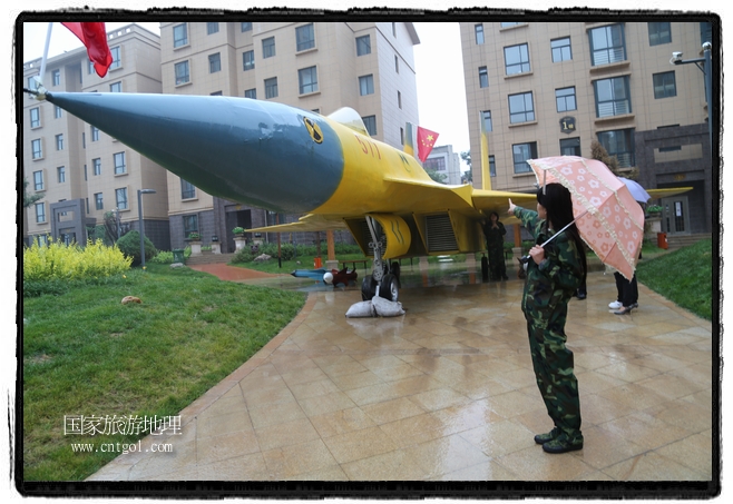 小區(qū)突然出現(xiàn)“飛機(jī)坦克”，其中殲15艦載戰(zhàn)斗機(jī)一架、99式主戰(zhàn)坦克一輛、武直-10武裝直升機(jī)一架，吸引了眾多市民雨中圍觀、合影。