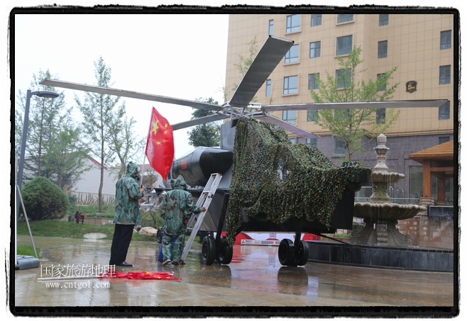 小區(qū)突然出現(xiàn)“飛機(jī)坦克”，其中殲15艦載戰(zhàn)斗機(jī)一架、99式主戰(zhàn)坦克一輛、武直-10武裝直升機(jī)一架，吸引了眾多市民雨中圍觀、合影。