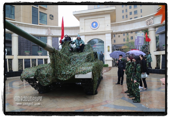 小區(qū)突然出現(xiàn)“飛機(jī)坦克”，其中殲15艦載戰(zhàn)斗機(jī)一架、99式主戰(zhàn)坦克一輛、武直-10武裝直升機(jī)一架，吸引了眾多市民雨中圍觀、合影。