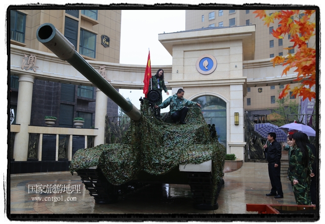 小區(qū)突然出現(xiàn)“飛機(jī)坦克”，其中殲15艦載戰(zhàn)斗機(jī)一架、99式主戰(zhàn)坦克一輛、武直-10武裝直升機(jī)一架，吸引了眾多市民雨中圍觀、合影。