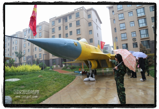 小區(qū)突然出現(xiàn)“飛機(jī)坦克”，其中殲15艦載戰(zhàn)斗機(jī)一架、99式主戰(zhàn)坦克一輛、武直-10武裝直升機(jī)一架，吸引了眾多市民雨中圍觀、合影。