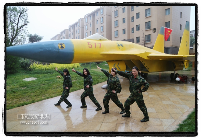 小區(qū)突然出現(xiàn)“飛機(jī)坦克”，其中殲15艦載戰(zhàn)斗機(jī)一架、99式主戰(zhàn)坦克一輛、武直-10武裝直升機(jī)一架，吸引了眾多市民雨中圍觀、合影。