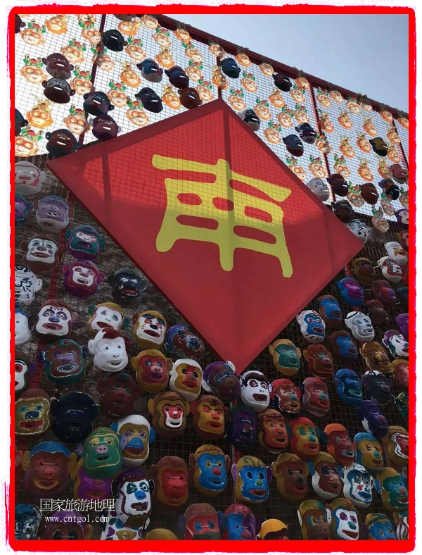 中國規(guī)模最大的猴面具彩繪在南潯古鎮(zhèn)展示。猴子真是今年最紅的動物。 