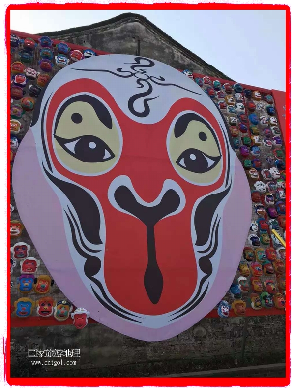 中國規(guī)模最大的猴面具彩繪在南潯古鎮(zhèn)展示。猴子真是今年最紅的動物。 
