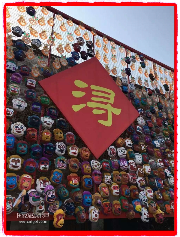 中國規(guī)模最大的猴面具彩繪在南潯古鎮(zhèn)展示。猴子真是今年最紅的動物。 