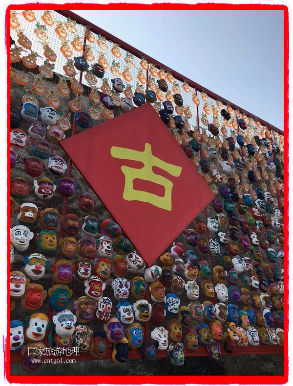中國規(guī)模最大的猴面具彩繪在南潯古鎮(zhèn)展示。猴子真是今年最紅的動物。 