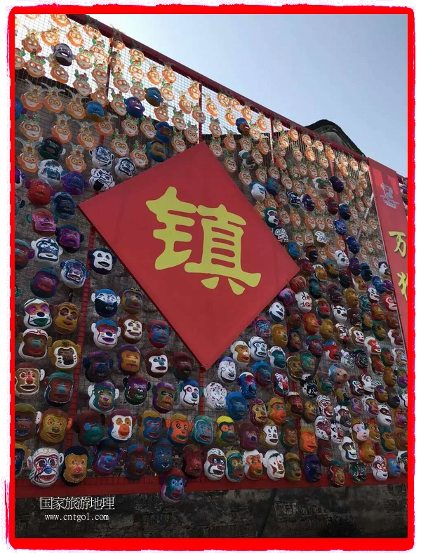 中國規(guī)模最大的猴面具彩繪在南潯古鎮(zhèn)展示。猴子真是今年最紅的動物。 