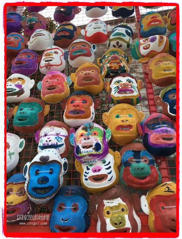 中國規(guī)模最大的猴面具彩繪在南潯古鎮(zhèn)展示。猴子真是今年最紅的動物。 