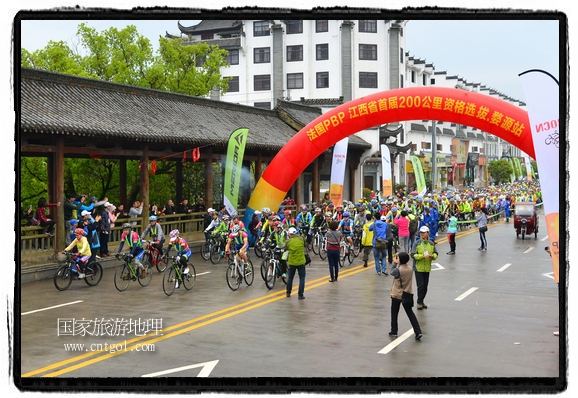 來自江西、安徽、浙江、福建等省市近千名選手參加了比賽，婺源賽道沿途的秀美風(fēng)光和徽派古村落，給參賽選手留下美好的印象。