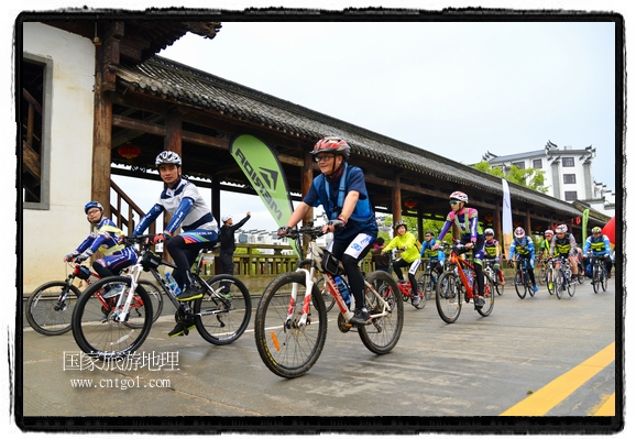 來自江西、安徽、浙江、福建等省市近千名選手參加了比賽，婺源賽道沿途的秀美風(fēng)光和徽派古村落，給參賽選手留下美好的印象。