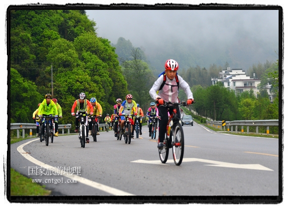 來自江西、安徽、浙江、福建等省市近千名選手參加了比賽，婺源賽道沿途的秀美風(fēng)光和徽派古村落，給參賽選手留下美好的印象。