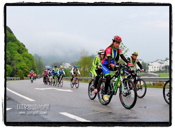 來自江西、安徽、浙江、福建等省市近千名選手參加了比賽，婺源賽道沿途的秀美風(fēng)光和徽派古村落，給參賽選手留下美好的印象。