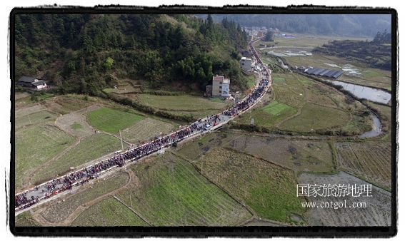 1700桌合攏宴，總長(zhǎng)3.7公里，10380人同桌就餐，創(chuàng)歷史之最