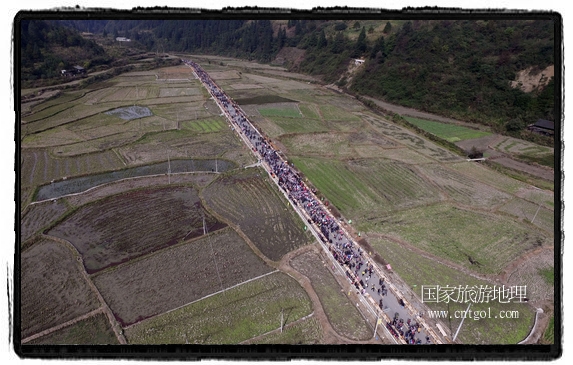 1700桌合攏宴，總長(zhǎng)3.7公里，10380人同桌就餐，創(chuàng)歷史之最